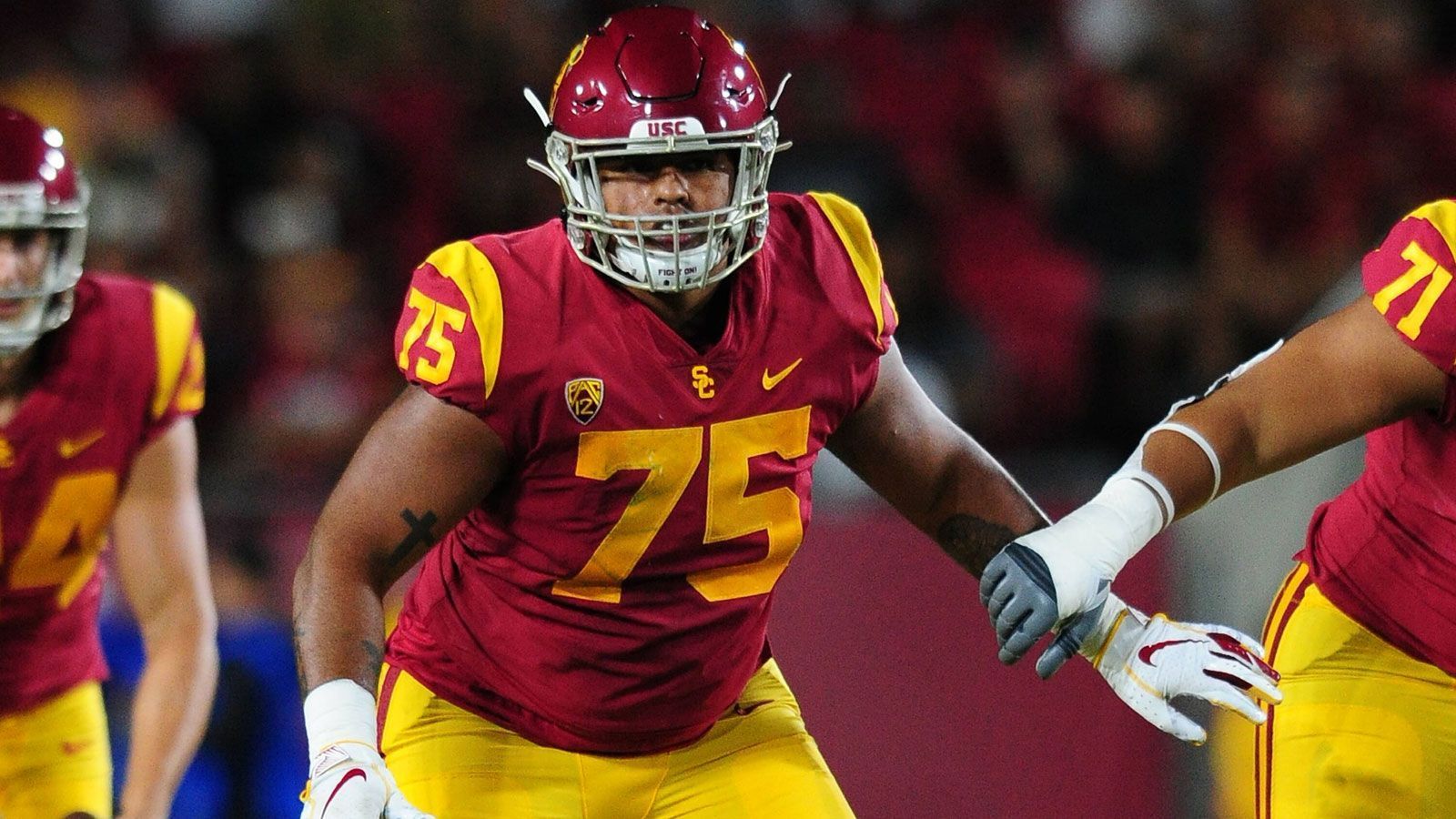 
                <strong>20. Pick - Chicago Bears: Alijah Vera-Tucker (OT/G, USC)</strong><br>
                Egal, wen es in der kommenden Saison im Backfield der Bears zu beschützen gilt: Alijah Vera-Tucker wird genau dies tun. Der 21-Jährige spielte für die USC Trojans 2020 erst als Guard und später in der Saison auf der Position des Tackle. Weil er auf beiden Positionen überzeugte, stieg sein Draft-Wert enorm an und er sollte für die O-Liner-hungrigen Bears ein guter Kandidat für den ersten Pick im diesjährigen Draft sein.
              