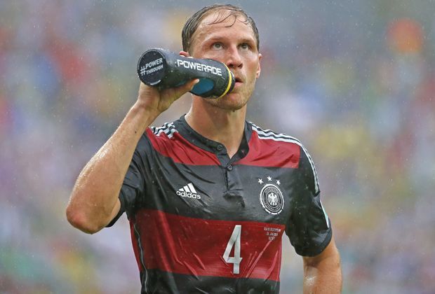 
                <strong>Platz 15: Benedikt Höwedes (6,2 Mio.)</strong><br>
                Vor der WM galt der Aushilfs-Außenverteidiger noch als Lückenfüller. Doch der Schalker überzeugte durchwegs und bestritt als einziger Weltmeister die kompletten 570 Spielminuten.
              