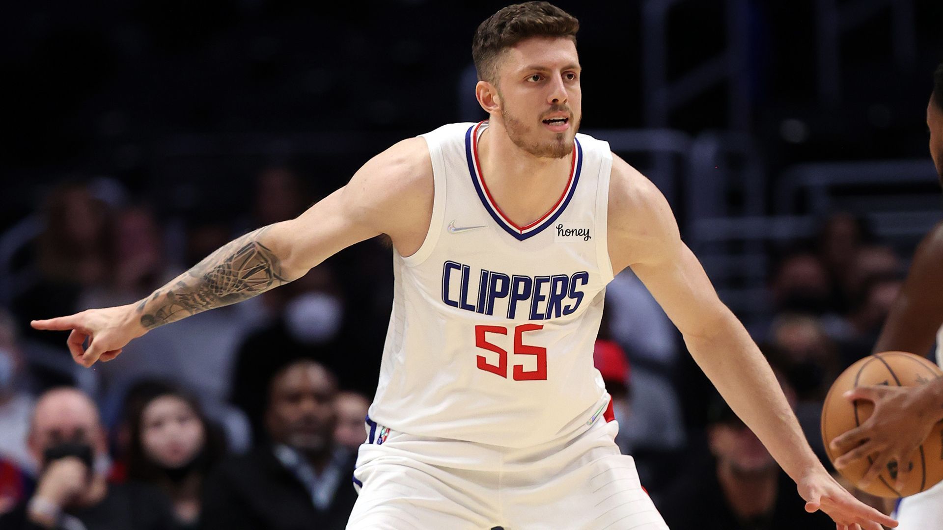 
                <strong>Isaiah Hartenstein (Los Angeles Clippers)</strong><br>
                Isaiah Hartenstein sicherte sich kurz vor Start der Regular Season den letzten Kaderplatz bei den L.A. Clippers. Der Big Men unterschrieb für ein Jahr und kassiert dafür 1,7 Millionen Dollar. Hartenstein wurde im Draft 2017 von den Houston Rockets ausgewählt und spielte in der NBA zudem für die Denver Nuggets und Cleveland Cavaliers.
              