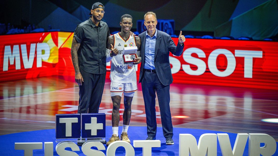 Dennis Schröder bei der Verleihung des MVP-Awards der Basketball-WM der Männer in Manila an der Seite von NBA-Legende und Lakers-Stars Carmelo Anthony (L).