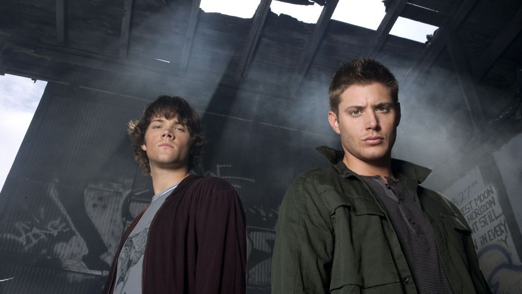 Jared Padalecki and Jensen Ackles aka Sam and Dean Winchester in the second season of "Supernatural".