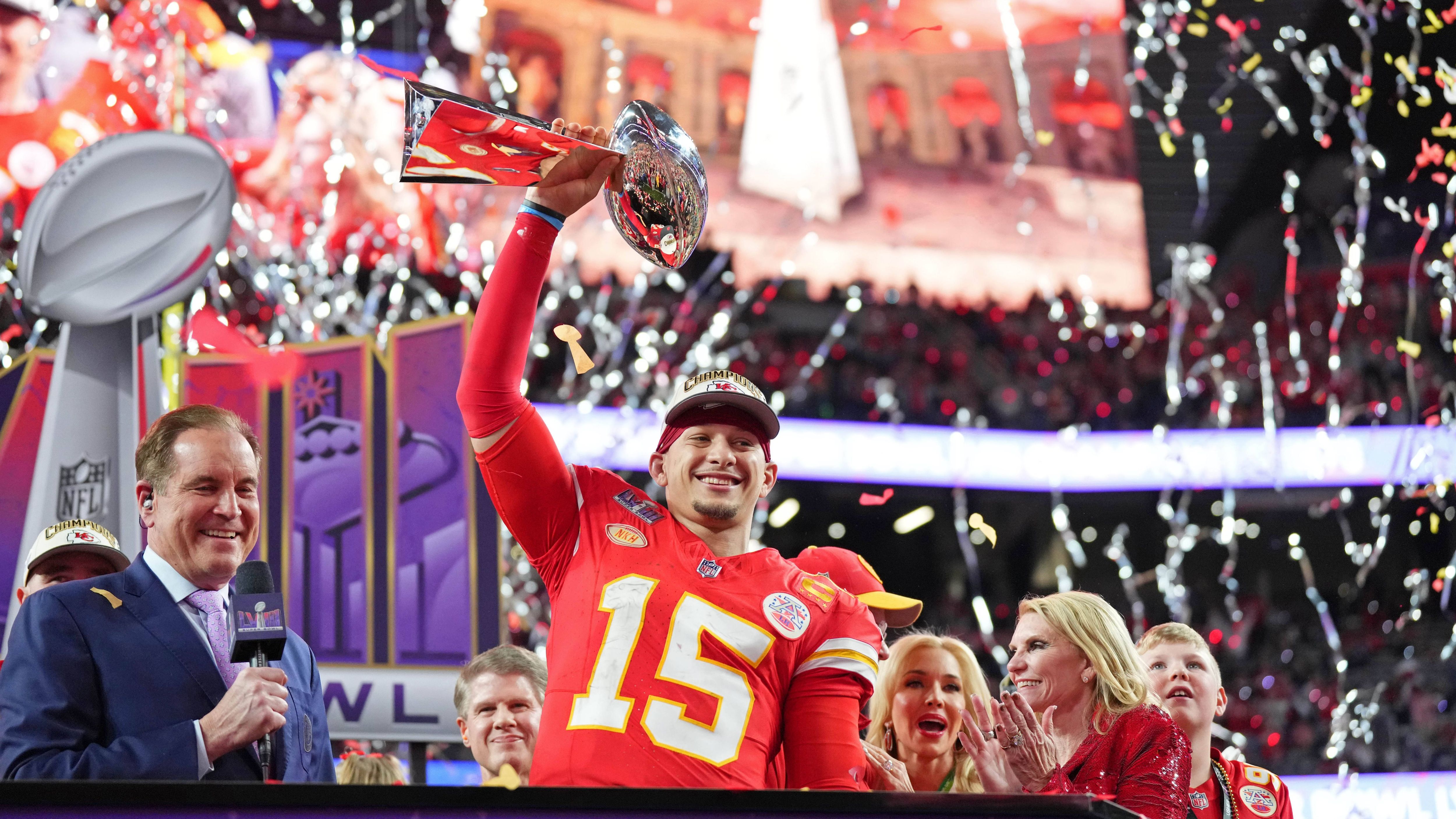 <strong>Vince Lombardi Trophy für Kansas City</strong><br>Zum zweiten Mal in Folge konnten sich also die Kansas City Chiefs zum Super-Bowl-Champion krönen und die Vince Lombardi Trophy in die Höhe strecken. Final-MVP Patrick Mahomes hatte sich seinen Moment wahrlich verdient.