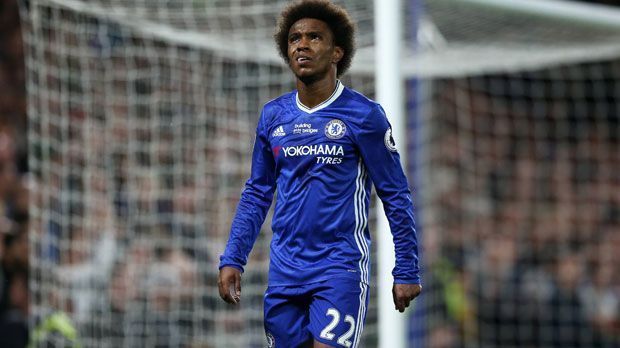 
                <strong>Willian (FC Chelsea)</strong><br>
                Denn sollte der Transfer von Coutinho scheitern, wäre Chelseas Willian die zweite Option des FC Barcelona. Seit Antonio Conte den Trainerposten besetzt, ist der Brasilianer einem Wechsel offenbar nicht abgeneigt. "France Football" berichtet davon, dass auch der 29-Jährige in der Offensive des FC Barcelona Platz nehmen könnte. Stammspieler ist er nicht mehr, die Katalanen haben Bedarf - tut sich also noch was?
              