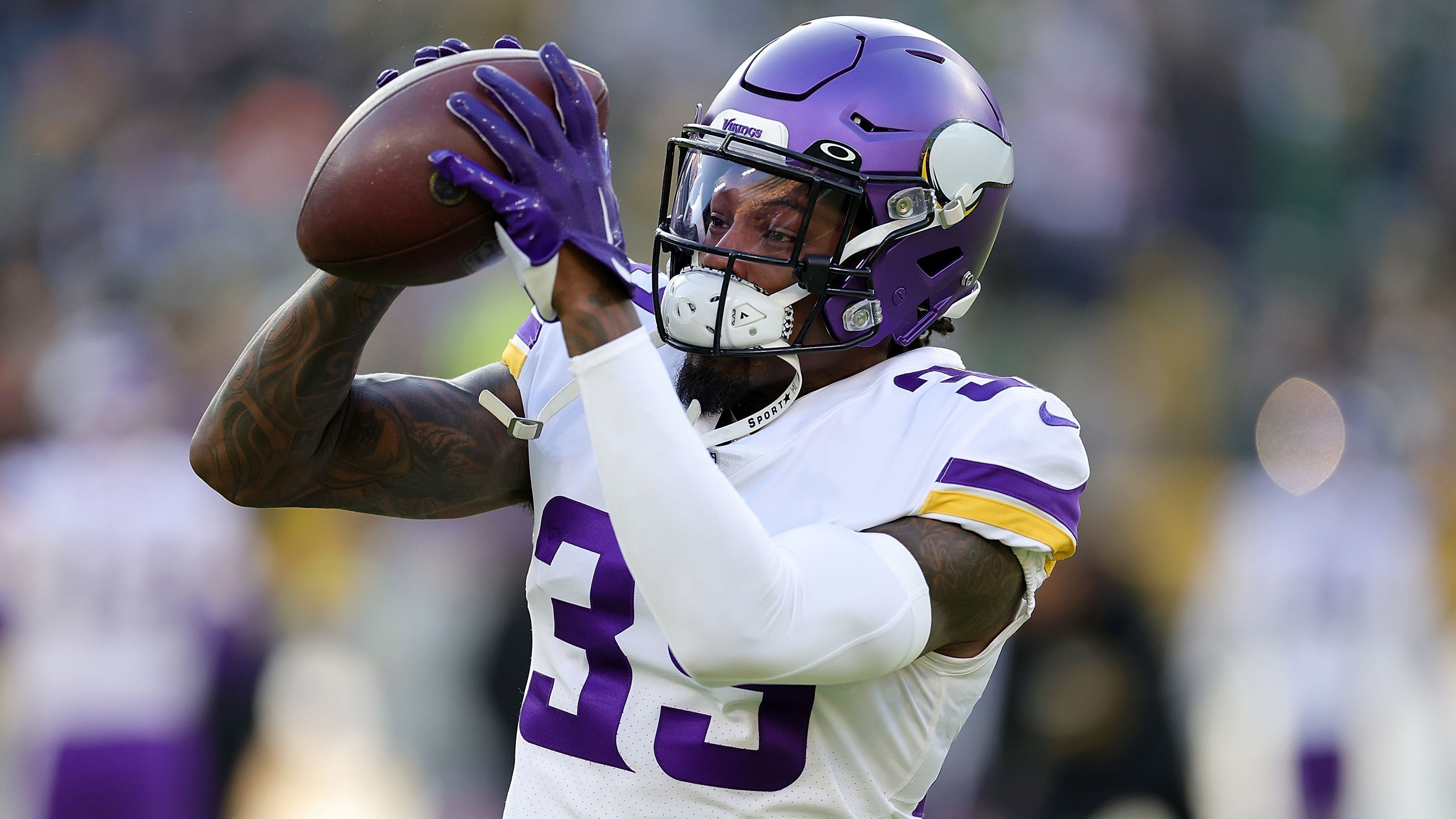 
                <strong>NFC North: Minnesota Vikings - Linebacker Brian Asamoah II</strong><br>
                Die Minnesota Vikings haben in der Offseason ihren langjährigen Star-Linebacker Eric Kendricks nach acht Jahren und knapp 120 Spielen entlassen. Damit wird mit großer Wahrscheinlichkeit für den 2022 in der dritten Runde ausgewählten Brian Asamoah II ein Platz als Starter frei, der sich als Rookie zumeist mit der Rolle als Backup anfreunden musste, aber besonders gegen Ende der Regular Season sein vielversprechendes Potenzial bereits aufblitzen ließ. Unter dem neuen Defensive Coordinator Brian Flores könnte der athletische und schnelle Linebacker den Entwicklungsschritt zum zukünftigen Playmaker der Defense beginnen und dem Team durch seine Explosivität nachhaltig weiterhelfen.
              