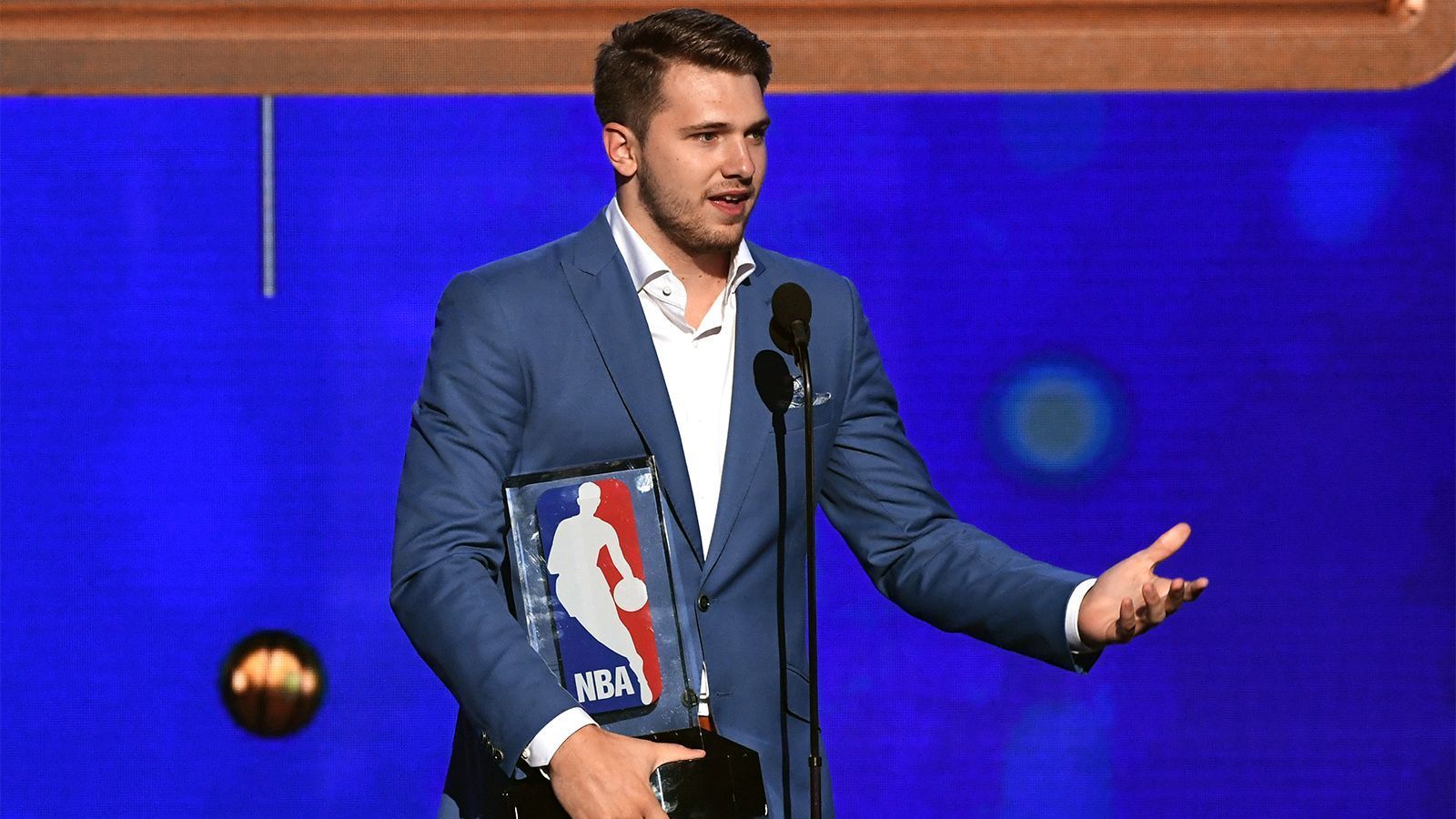 
                <strong>Rookie of the Year: Luka Doncic (Dallas Mavericks)</strong><br>
                Durchgesetzt gegen: Deandre Ayton (Phoenix Suns), Trae Young (Atlanta Hawks)
              