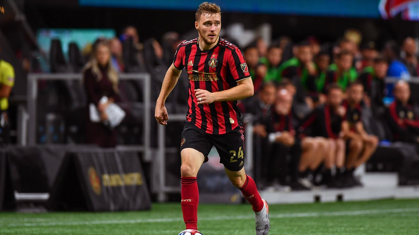 
                <strong>Julian Gressel</strong><br>
                Der deutsche Rekordspieler in der MLS ist mit bislang 99 Einsätzen Julian Gressel - ein hierzulande eher unbekannter Profi. Der 26-Jährige von DC United wechselte 2013 an ein College und kam 2017 in die MLS zu Atlanta. 2018 gewann Mittelfeldspieler Gressel dann auch mit Atlanta gleich den Titel in der MLS. Im Januar 2020 folgte für Gressel der nächste Schritt, der gebürtige Franke wechselte innerhalb der MLS nach Washington zu DC United.
              