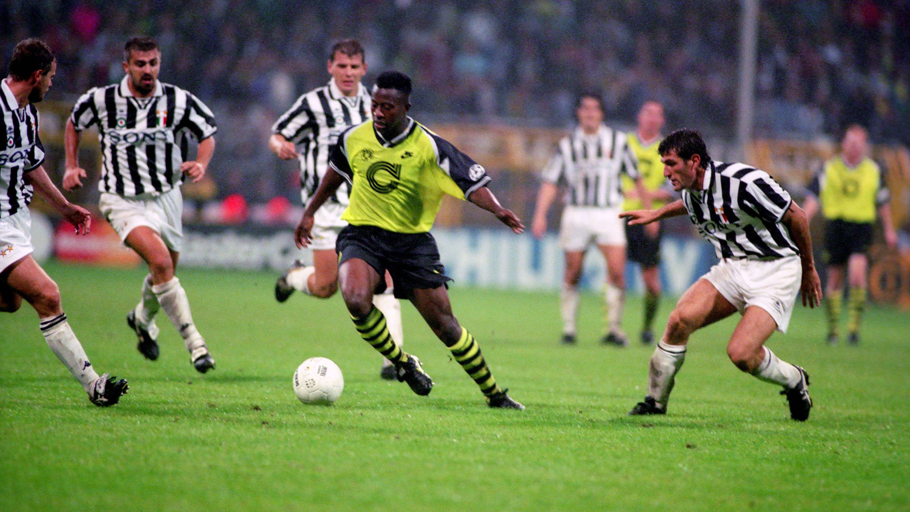 
                <strong>Saison 1994/95</strong><br>
                Wie schon fünf Spielzeiten zuvor standen sich auch 1995 zwei deutsche und zwei italienische Teams in der Vorschlussrunde gegenüber - und erneut war für beide noch vor dem Finale Endstation. Bayer Leverkusen kam mit 1:5 nach Hin- und Rückspiel gegen Parma unter die Räder, Borussia Dortmund scheiterte knapp an Juventus Turin, die im Endspiel aber dem italienischen Konkurrenten unterlagen. Immerhin: 1997 konnte sich der BVB für das Ausscheiden rächen und besiegte die "Alte Dame" in einem legendären Champions-League-Finale mit 3:1.
              