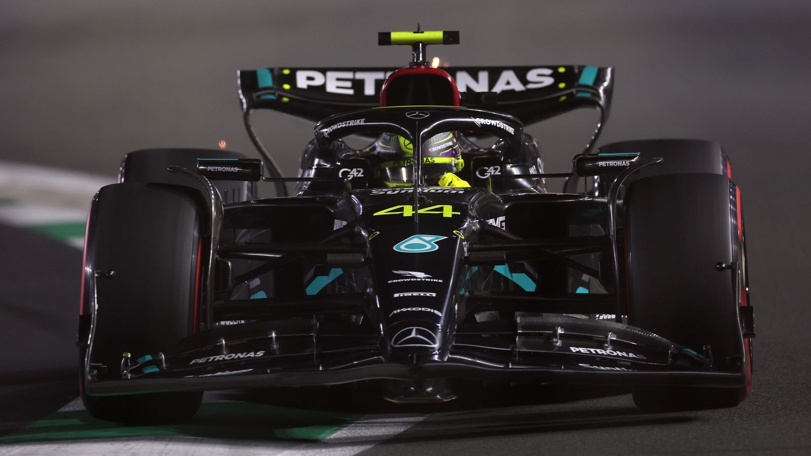 <strong>Platz 6: Lewis Hamilton (Mercedes)</strong><br>Platz sieben im Qualifying und Platz fünf im Rennen. Da hat man sich definitiv mehr erhofft bei Mercedes, viel mehr war allerdings nicht drin. Hamilton holt, was er holen kann im Rennen, lässt allerdings im Qualifying immer ein wenig Performance liegen.