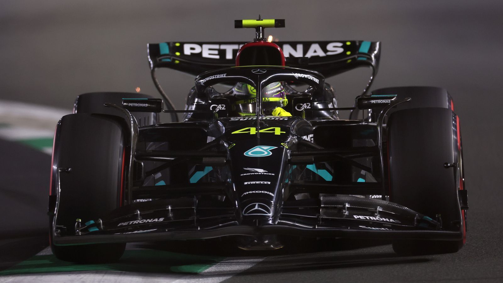 <strong>Platz 7: Lewis Hamilton (Mercedes)<br></strong>Hinter Red Bull Racing ist es in der Konstrukteursmeisterschaft noch spannend. Mercedes ging mit einem kleinen Puffer vor Ferrari in das Rennen und profitierte dabei auch von der schmeichelhaften Grid-Strafe gegen Sainz. Doch im Rennen konnte das nicht genutzt werden und auch Toto Wolff war nicht begeistert. Beide Mercedes hinter der Scuderia. HAM wurde Siebter.