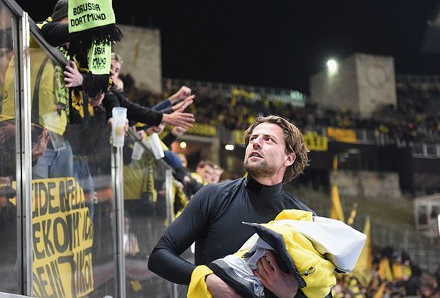 
                <strong>BVB-Fans in Berlin</strong><br>
                Roman Weidenfeller, mittlerweile nur noch Ersatz-Torhüter beim BVB, sucht den Weg zu den Anhängern. Obwohl er nicht auf dem Platz stand ...
              