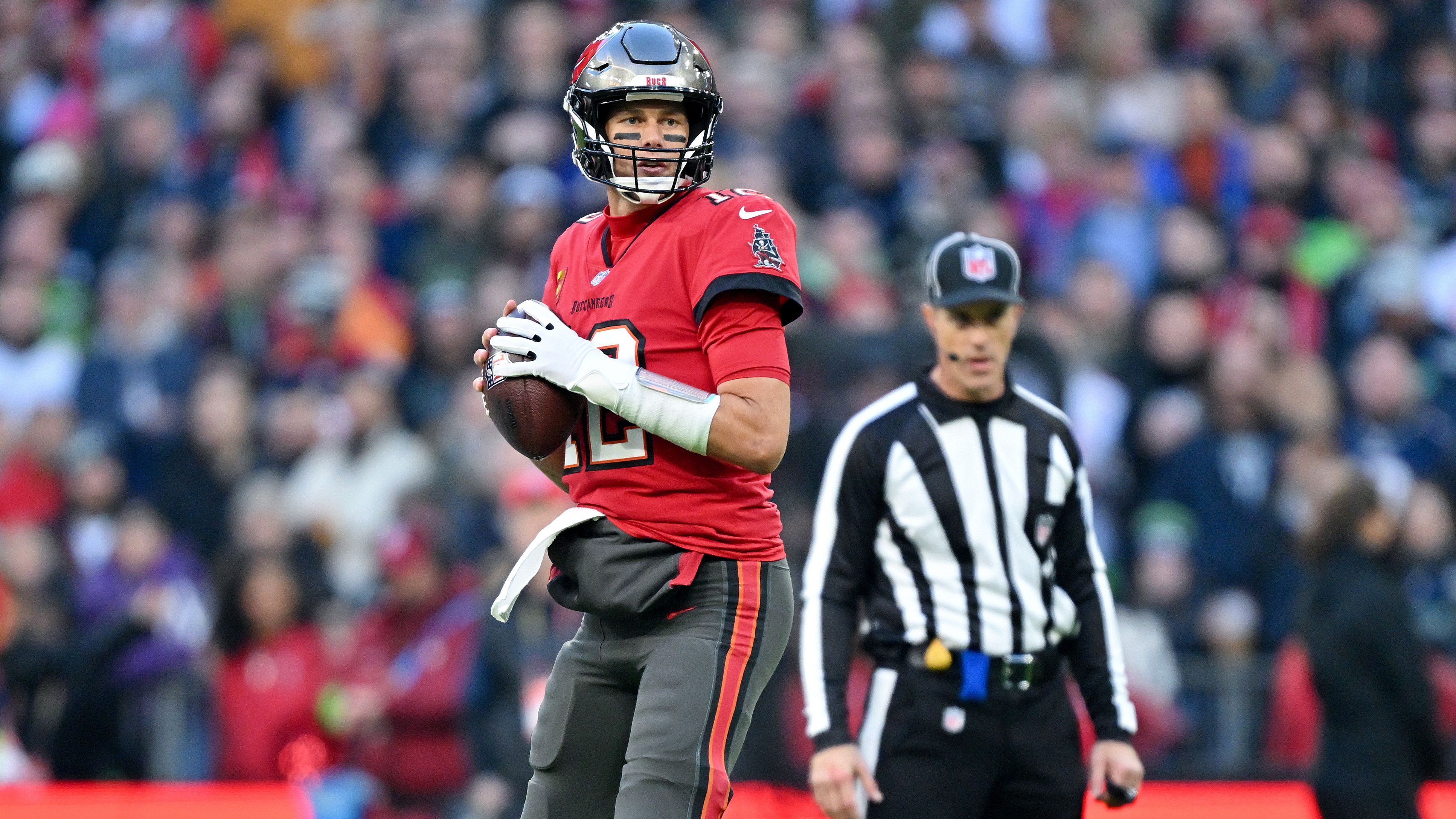 
                <strong>Tom Brady rockt die Allianz Arena: Spielfilm des G.O.A.T. beim Munich Game</strong><br>
                Tom Brady warf die Buccaneers mit 22 von 29 angebrachten Pässen für 258 Passing Yards und zwei Touchdowns zum Sieg über die Seahawks.
              