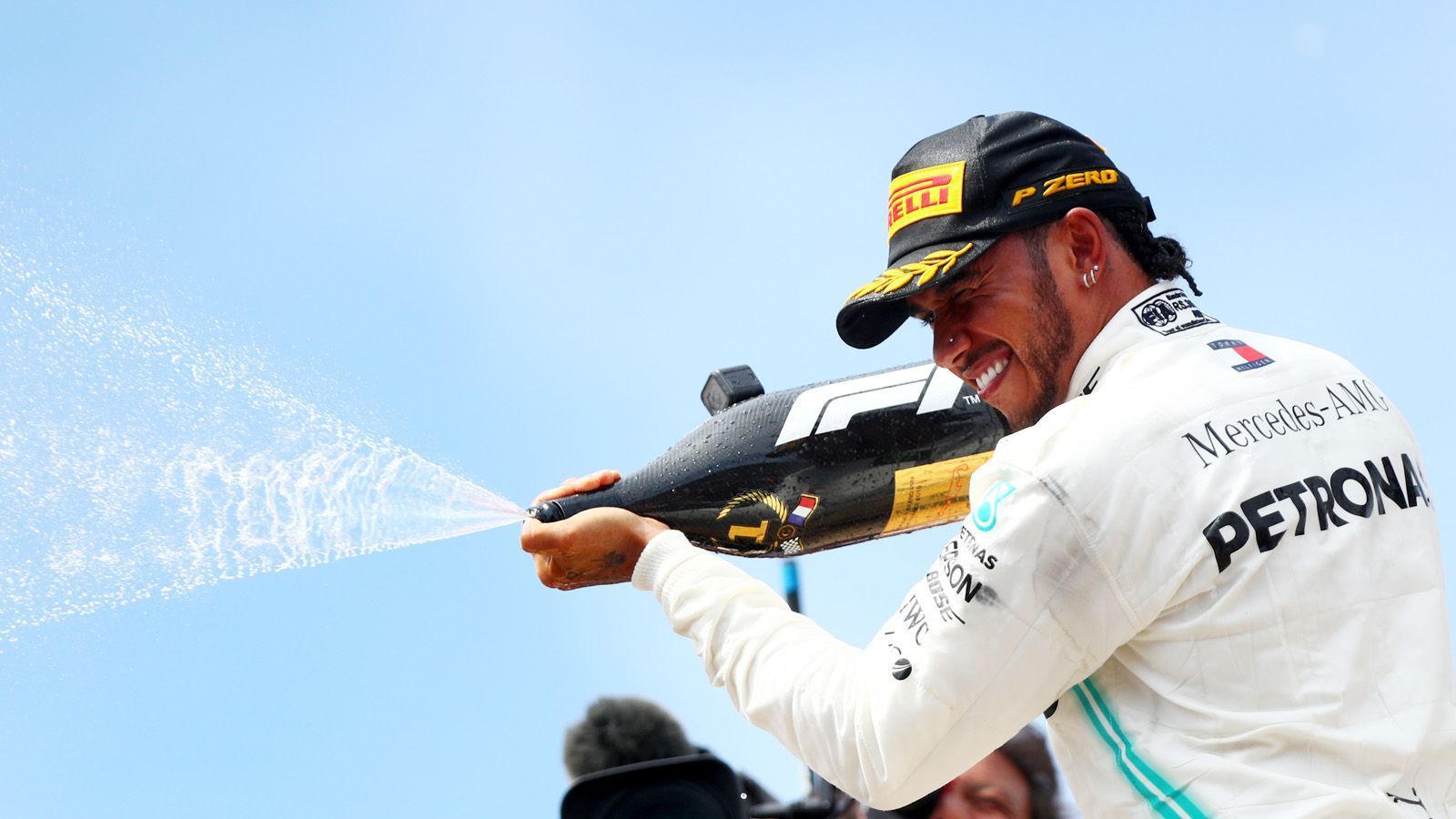 
                <strong>Platz 1: Lewis Hamilton (Mercedes AMG)</strong><br>
                Er holte sechs von acht möglichen Siegen. Platz eins in der Gesamtwertung gehört ihm - 36 Punkte Vorsprung vor Bottas, sogar 76 Zähler vor Vettel. Für Hamilton könnte die Ausgangslage kaum besser sein. In Österreich hat er nach seinem Aus 2018 noch eine Rechnung offen, derzeit scheint der Brite aber in Top-Form zu sein. Ja, in den Freien Trainings leistet er sich immer wieder kleine Fehler. Doch in den Momenten, wo es zählt, kann er noch einmal die entscheidenden Zehntel rausquetschen. Kaum jemand scheint den 34-Jährigen stoppen zu können. 
              