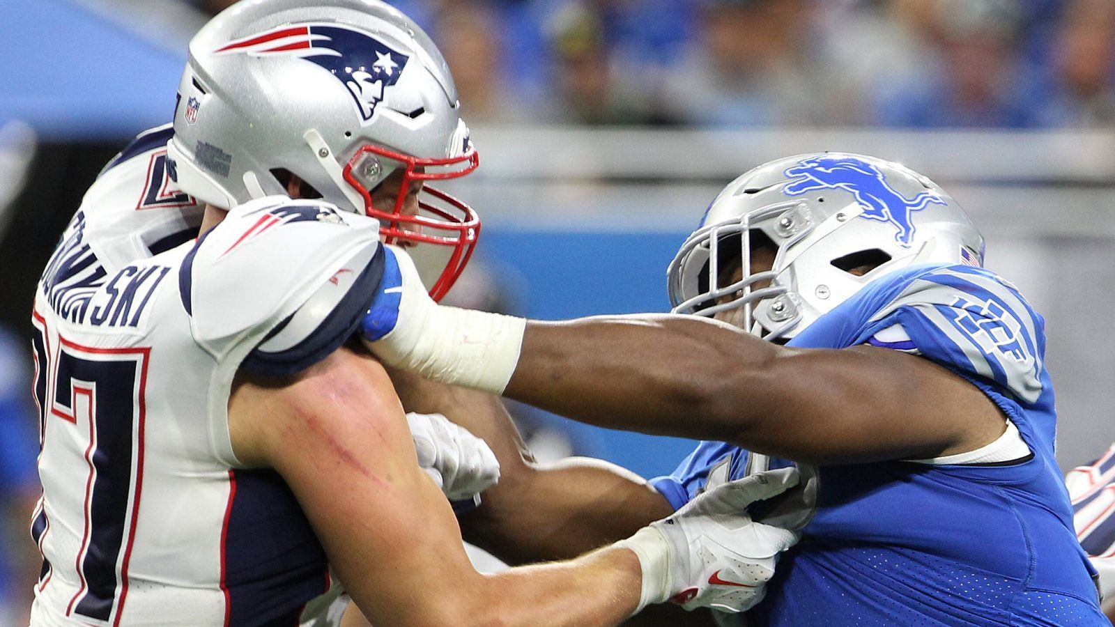 
                <strong>120 Kilogramm! So will Gronkowski auf sein Kampfgewicht zurück</strong><br>
                Klar ist: Gronkowski muss zulegen, sein Spiel geht über die Physis, über seine fast zwei Meter Gardemaß und die rund 120 Kilogramm, die er in seinen besten Zeiten auf den Rippen hatte. Doch der 30-Jährige hat einen Plan.
              