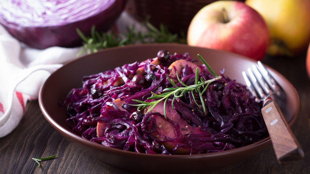 Mit frischen Äpfeln verleihst du deinem selbstgemachten Rotkohl eine besondere Note.