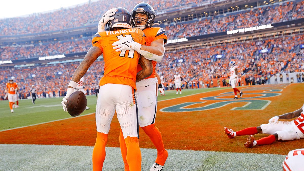 NFL, American Football Herren, USA New York Giants at Denver Broncos Oct 19, 2025; Denver, Colorado, USA; Denver Broncos wide receiver Troy Franklin (11) and Denver Broncos offensive tackle Mike Mc...