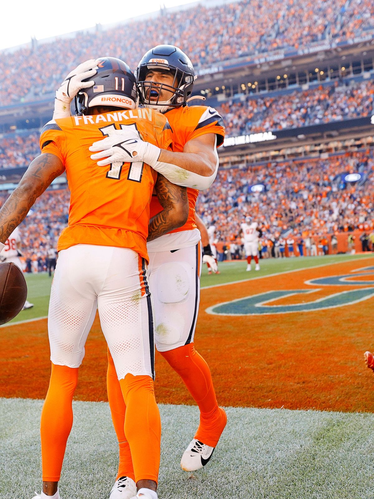 NFL, American Football Herren, USA New York Giants at Denver Broncos Oct 19, 2025; Denver, Colorado, USA; Denver Broncos wide receiver Troy Franklin (11) and Denver Broncos offensive tackle Mike Mc...
