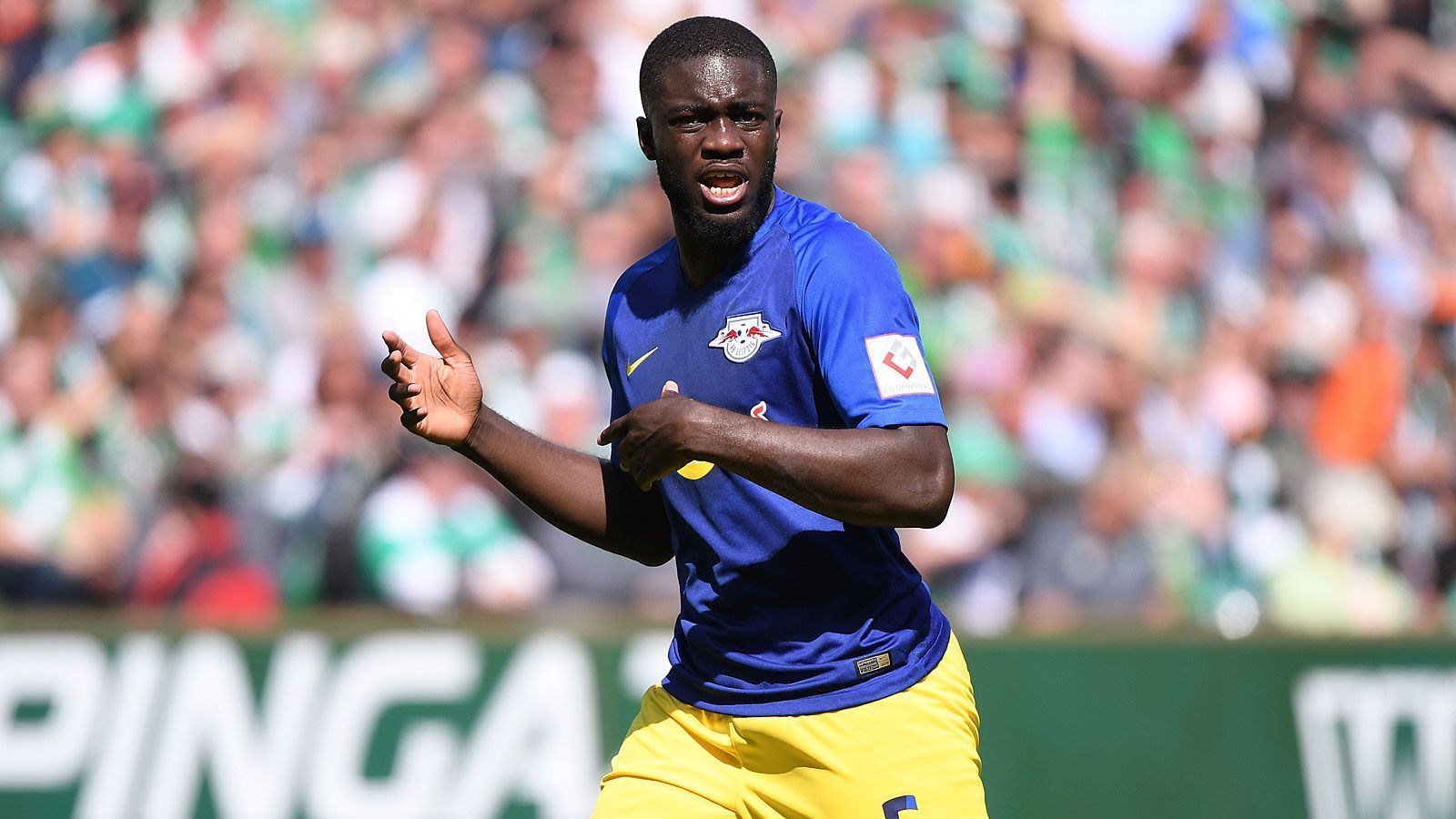 
                <strong>Dayot Upamecano </strong><br>
                Neben Neuverpflichtungen im offensiven Mittelfeld sucht der deutsche Rekordmeister auch nach einer Verstärkung in der Defensive. Nachdem ein Transfer des Spaniers Rodri im letzten Jahr scheiterte, richtete sich die Aufmerksamkeit der Münchner auf Dayot Upamecano von Ligakonkurrent RB Leipzig. Ein Wechsel des Franzosen an die Isar schien vor der Corona-Krise nur noch Formsache zu sein, nun möchte RB den bis 2021 laufenden Vertrag des Verteidigers doch verlängern. Neben den Bayern zeigt auch der FC Barcelona schon seit Monaten großes Interesse an dem 21 Jahre alten Innenverteidiger.
              