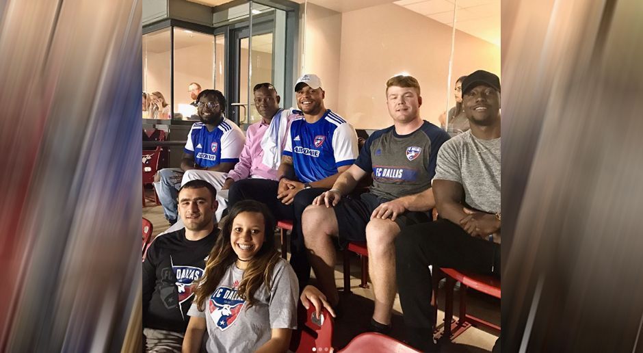 
                <strong>Dak Prescott</strong><br>
                Footballer trifft Fußballer: Dak Prescott ist zu Gast beim MLS-Klub FC Dallas und ließ sich vom 2:1 über New England Revolution begeistern. Der Cowboys-Quarterback dankt für die "großartige Nacht" und nennt sich selbst schon den "neuen größten Fan".
              