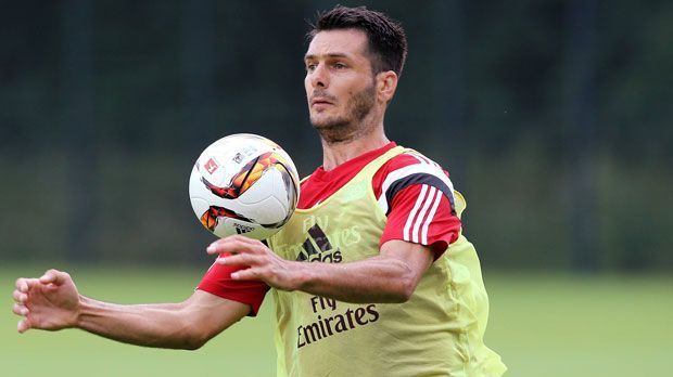 
                <strong>Emir Spahic</strong><br>
                Einen höchst umstrittenen Transfer tätigten die Hamburger mit Emir Spahic. Der Bosnier war Monate zuvor bei Leverkusen wegen einer Prügelei mit Ordnern rausgeflogen. Beim HSV sollte er die Abwehr stabilisieren. Doch beim Pokal-Aus in Jena und bei der 0:5-Klatsche in München tut er genau das nicht. Und damit nicht genug ...
              