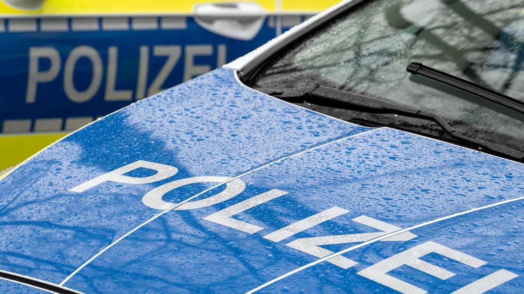 Die Polizei fahndet seit Mittwoch mit mehreren Suchhunden, mit Drohnen und einem Helikopter nach dem Jungen.