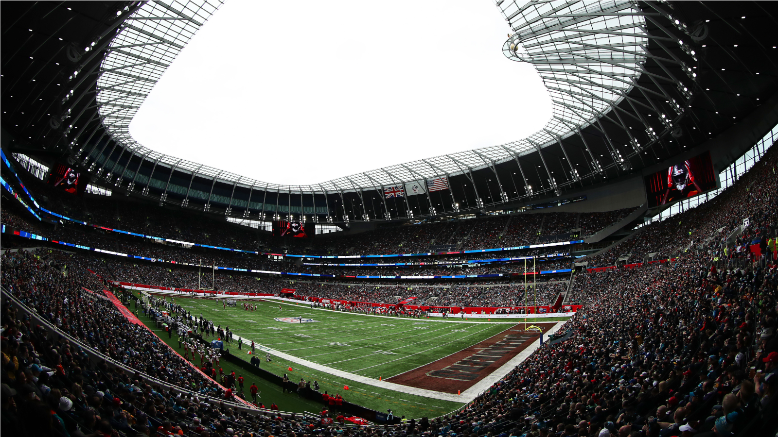 
                <strong>Spielstätte: Tottenham Stadium</strong><br>
                Beide Partien finden im hochmodernen Tottenham Stadium statt - der Heimspielstätte der englischen Fußball-Top-Klubs Tottenham Hotspur. 2019 feierte die NFL mit zwei Partien ihre Premiere in dieser Arena, in die knapp über 60.000 Fans passen. Und der Spielort hat einige Besonderheiten: Neben einer eigenen Brauerei gibt es im Stadion auch die längste Bar Englands - die "Goal Line Bar". 
              