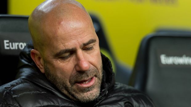 
                <strong>Peter Bosz (Borussia Dortmund, entlassen am 9. Dezember 2017)</strong><br>
                Es waren nur 161 Tage, ein Missverständnis sozusagen. Nach einem furiosen Start geriet der BVB unter Bosz, der in der Sommerpause Thomas Tuchel beerbt hatte, in eine ausgewachsene Krise. Nach einem 1:2 gegen Bremen, dem achten Spiel ohne Sieg in Serie in der Bundesliga, zog der BVB die Reißleine.
              