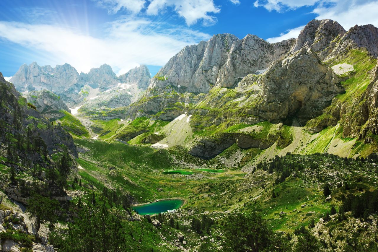 Highlights! Die höchsten Gipfel der albanischen Alpen im Norden des Landes ragen über 2.500 Meter in den Himmel. In diesem Naturparadies mit smaragdgrünen Seen und atemberaubenden Aussichtspunkten sind unter anderem Braunbären, Wölfe, Steinadler, Fischotter und Landschildkröten zu Hause. Beliebt ist die Wanderroute vom Valbona- bis ins Theth-Tal.