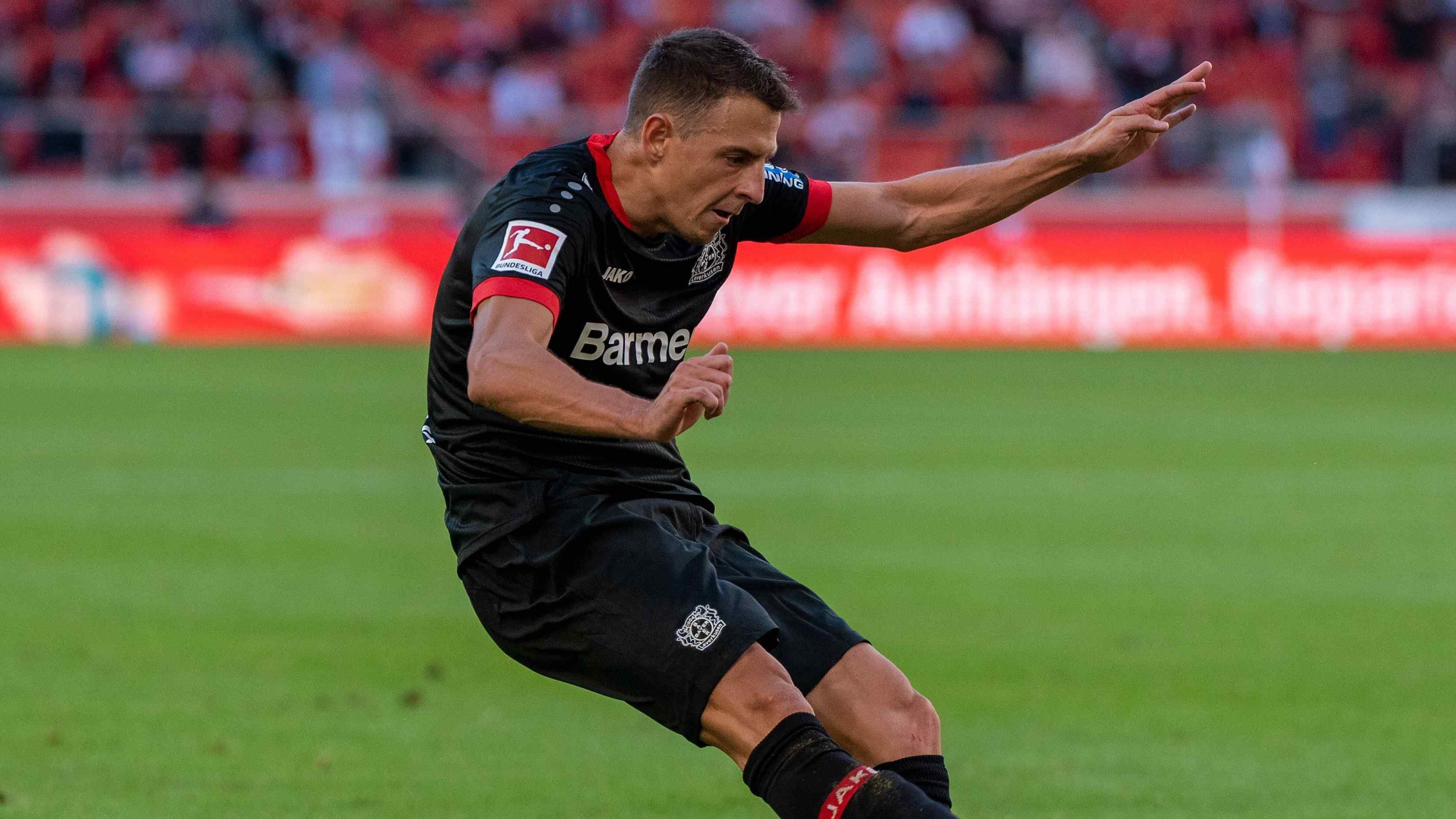 
                <strong>Santiago Arias (Bayer 04 Leverkusen) </strong><br>
                Während die Punktausbeute von Bayer Leverkusen noch nicht so wie gewünscht verläuft, konnte zumindest einer der Neuzugänge bleibenden Eindruck hinterlassen. Die Rede ist von Rechtsverteidiger Santiago Arias, der per Leihe von Atletico Madrid zu Bayer gewechselt ist. Die Leverkusener sicherten sich zudem eine vereinbarte Kaufoption. Bei gleichbleibender Leistung dürfte es wohl nur eine Frage der Zeit sein, bis diese gezogen wird. Bei seinem Debüt in Stuttgart durfte Arias gleich von Beginn an mitwirken und sorgte für frischen Wind auf der Rechtsverteidiger-Position, die bisher der verletzungsanfällige Lars Bender besetzt hatte. Arias sorgte über die rechte Seite für viel Gefahr, indem er immer wieder scharfe Pässe in die Spitze spielte. Auch defensiv ließ er nichts anbrennen und dürfte einen Stammplatz vorerst sicher haben.
              