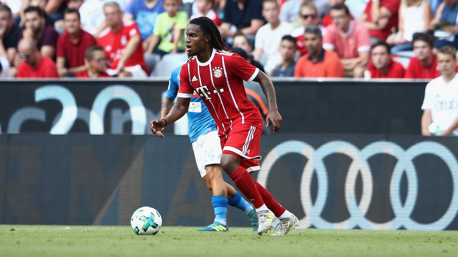 
                <strong>Renato Sanches</strong><br>
                Beim FC Bayern gelang Renato Sanches nie der Durchbruch. Im Sommer 2019 beendeten die Bayern ein dreijähriges Missverständnis, das auch eine eher erfolglose Leihe nach Swansea beinhaltet hatte. Sanches ging für 20 Millionen zum OSC Lille. Was auf den ersten Blick nach einem gelungenen Deal aussieht, hätte jedoch noch mehr einbringen können. Denn in Lille ging Sanches' Formkurve deutlich nach oben, mittlerweile spielt er in Paris. Hätten die Bayern eine Rückkaufklausel vereinbart, hätten sie im Nachgang noch einmal abkassieren können. Vereinsintern soll es die Überlegungen durchaus gegeben haben. Brazzo-Note: 4
              