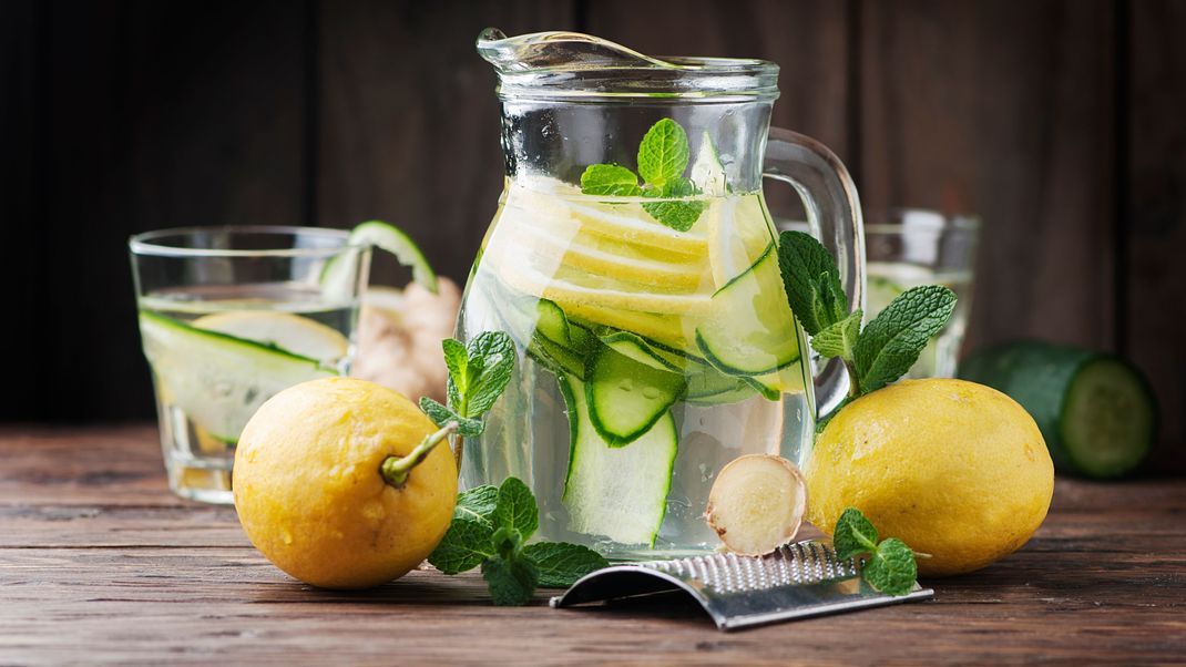 Gurkenwasser mit Minze, Ingwer und Zitrone versorgt den Körper mit vitalen Nährstoffen, unterstützt beim Abnehmen und schmeckt super lecker!