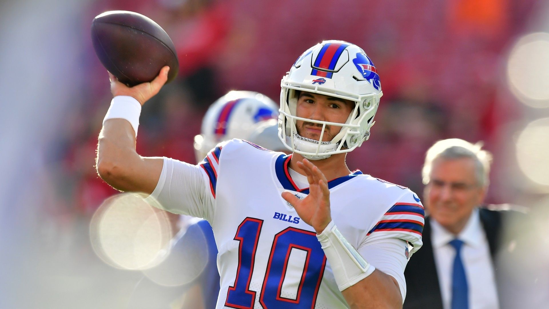 
                <strong>Mitchell Trubisky (Buffalo Bills) </strong><br>
                Etwas unter dem Radar fliegt in der kommenden Free Agency Mitch Trubisky von den Buffalo Bills. Der Backup von Superstar Josh Allen war 2017 immerhin einst ein Nummer-Eins-Pick und wird oft schlechter dargestellt, als seine unglückliche Zeit bei den Chicago Bears tatsächlich war. In der laufenden Saison kam er wenn überhaupt in den Schlussminuten zum Einsatz, wenn das Spiel bereits entschieden war. Obwohl er sich nicht groß zeigen konnte, ist nicht auszuschließen, dass er in der kommenden Spielzeit noch einmal das Vertrauen als Starter bekommt. Aufgrund mangelnder Optionen im Draft sowie in der Free Agency könnte Trubisky aufgrund seines noch jungen Alters ebenfalls eine langfristige Option für das ein oder andere Team darstellen. 
              