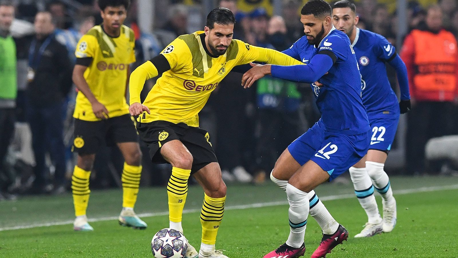 
                <strong>Emre Can (Borussia Dortmund)</strong><br>
                Auf der Sechs hat Emre Can gegen die sehr agilen Chelsea-Stars keinen so einfachen Stand, muss recht viel gegen den Ball arbeiten. So kommen die Stärken Cans im Spielaufbau nur bedingt zur Geltung. In der Schlussphase steht er aber goldrichtig, als er für seinen bereits geschlagenen Keeper Kobel auf der Linie rettet. ran-Note: 3.
              