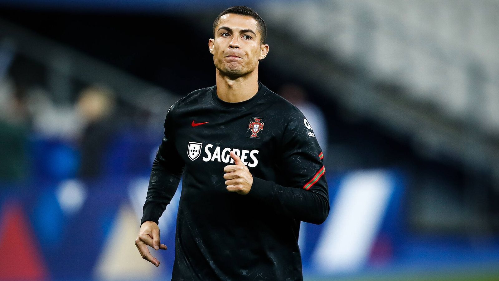 
                <strong>Cristiano Ronaldo (Juventus Turin)</strong><br>
                Noch während der Länderspielreise wurde der portugiesische Superstar positiv getestet. Trotzdem flog "CR7" wohl ohne Genehmigung der italienischen Gesundheitsämter in einem Spezialflugzeug zurück nach Turin. Von dort postete er bereits fröhliche Fotos auf Instagram. Dem Juve-Star scheint es gut zu gehen.
              