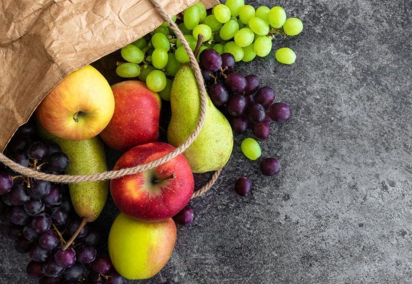 Viel Fruktose ist unter anderem in Weintrauben, Kirschen, Äpfeln, Mangos, Birnen und Dörrobst.