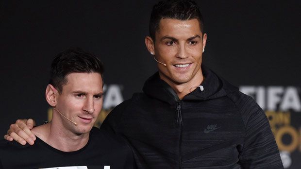 
                <strong>Lionel Messi und Cristiano Ronaldo tauschen die Klubs</strong><br>
                Cristiano Ronaldo und sein ewiger Rivale Lionel Messi beschließen die Versöhnung - und verkünden zur Feier des Tages: Sie tauschen die Klubs! CR7 wird künftig für den FC Barcelona auflaufen, Messi spielt fortan bei Real Madrid.
              