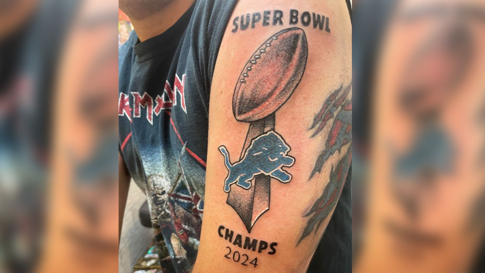 <strong>Lions-Fan glaubt an Super Bowl-Erfolg<br></strong>Sehr optimistisch war wohl dieser Detroit Lions-Fan mit Blick auf die Saison 2023. Denn seinen linken Arm ziert das Lions-Wappen mit der Vince Lombardi Trophy und der Aufschrift "Champs 2024." Hoffentlich bereut er seinen Optimismus später nicht, bislang sieht es aber gut aus. Zumindest die Playoffs sind fast schon sicher.