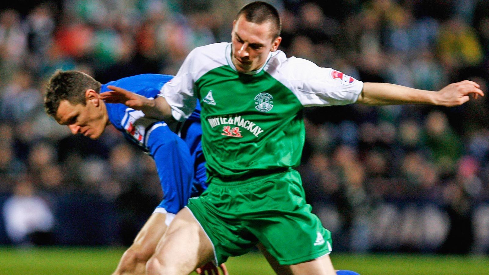 
                <strong>Anfänge der Profikarriere in Edinburgh</strong><br>
                Scott Brown kam in der Saison 2003/2004 aus der eigenen Jugend hoch in den Profikader des schottischen Erstligisten Hibernian Edinburgh. Insgesamt vier Saisons spielte er bei seinem Heimatklub.
              