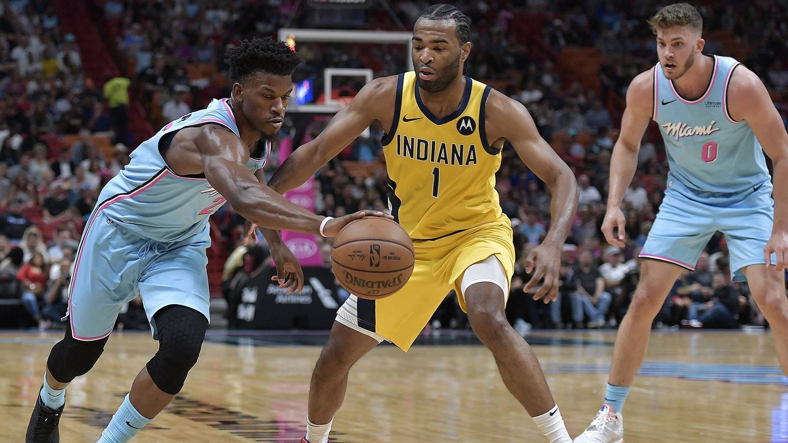 
                <strong>Osten: Indiana Pacers (4) vs. Miami Heat (5) </strong><br>
                Im Spiel zwischen den Pacers und den Heat dürften die Emotionen hochkochen. Treffen doch in T. J. Warren (Pacers) und Jimmy Butler (Heat) zwei Erzfeinde aufeinander, die bereits in der Vergangenheit mehrmals aneinandergerieten. Jener Warren überragte in der Bubble und legte 31 Punkte pro Spiel auf bei beeindruckenden 55 Prozent Trefferquote aus dem Feld und fast 48 Prozent hinter der Dreierlinie. Die Pacers haben die sechstbeste Verteidigung der Liga, Schlüsselspieler Domantas Sabonis fällt allerdings aus. Miami hat von der Dreierlinie mit 37,9 Prozent die zweitbeste Quote der Liga, mit Jimmy Butler und Most-Improved-Player-of-the-Year-Kandidat Bam Adebayo ein starkes Duo, das sowohl Offensiv wie auch Defensiv sehr gefährlich ist. ran.de Tipp: Heat gewinnt mit 4:3.
              