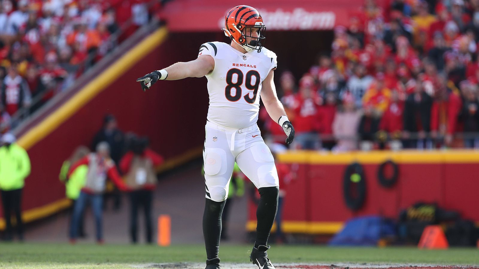
                <strong>26. Platz: Cincinnati Bengals</strong><br>
                &#x2022; Starter: Irv Smith Jr. <br>&#x2022; Backups: Drew Sample, Devin Asiasi<br>Verletzungen bremsten Irv Smith Jr. in seiner bisherigen NFL-Karriere aus. Nun soll der ehemalige Erstrunden-Pick in die Fußstapfen von Hayden Hurst treten. An seiner Seite wird auch wohl immer wieder Drew Sample aufs Feld geschickt, der letztes Jahr verletzungsbedingt ausfiel und deshalb das Kunststück vollbrachte, die abgelaufene Spielzeit mit -2 Receiving Yards zu beenden. Devin Asiasi, ein ehemaliger Drittrunden-Pick, der sich bei den Patriots nicht durchsetzen konnte, rundet den Kader ab.
              