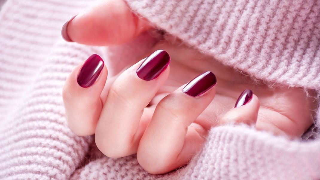 Ein edles Bordeaux-Rot ist die perfekte Nagellackfarbe für die im Sternzeichen Skorpion-Geborene. Was genau dein Sternzeichen mit Nail Art Trends zu tun hat, liest du im Beauty-Artikel.