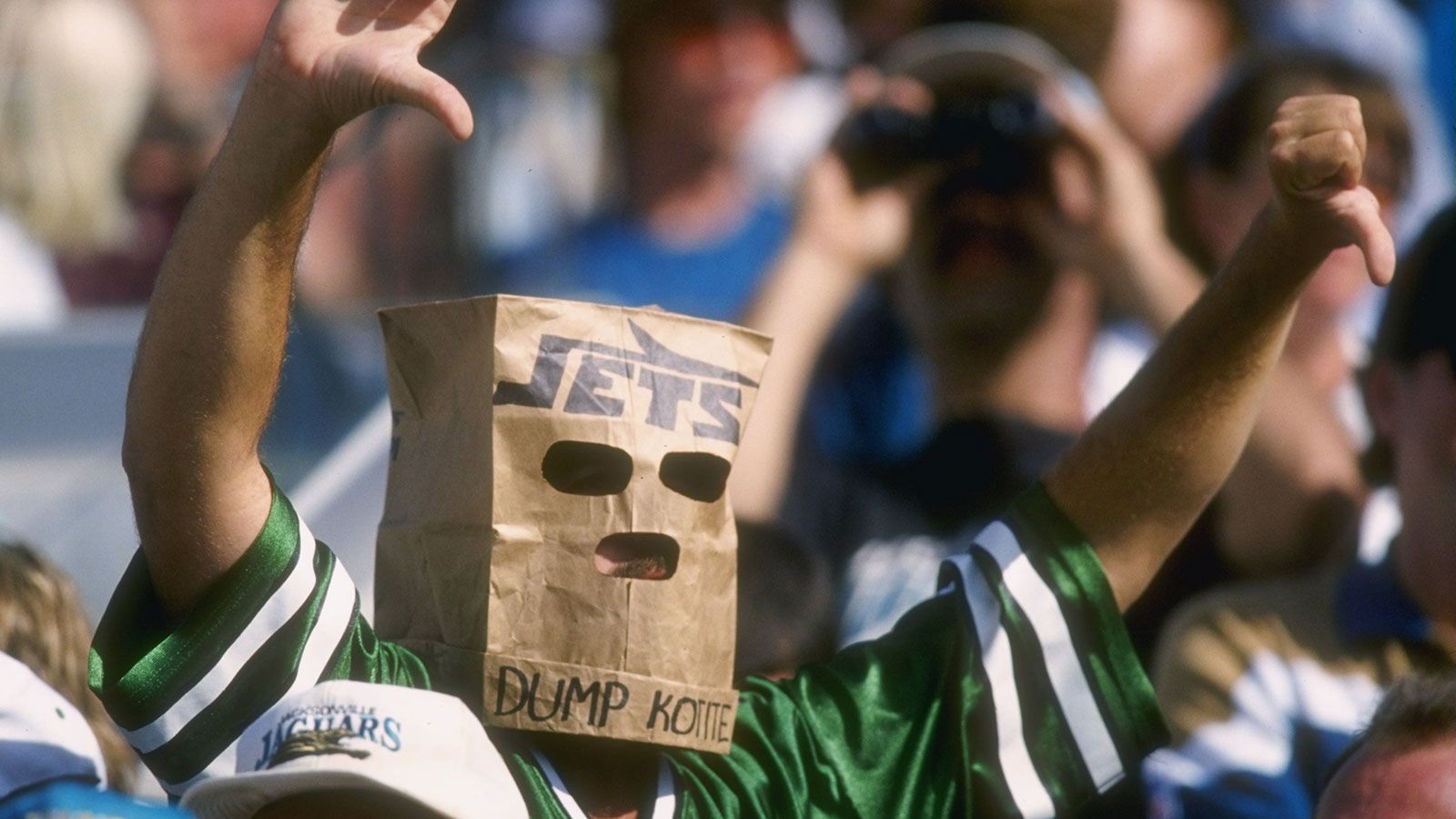 
                <strong>Draft 1995: Die Fans der New York Jets buhen ihren Erstrunden-Pick aus</strong><br>
                Es gibt wohl nur wenige Sportfans, die ihrem Verein mit einer solchen Hassliebe verbunden sind, wie die Anhänger der New York Jets. Besonders deutlich wird das immer, wenn die Jets einen Spieler gegen den Willen ihrer Fans in der ersten Runde draften. Am übelsten erwischte es dabei wohl Tight End Kyle Brady, den New York 1995 mit dem neunten Pick auswählte. Die Anhänger des Teams ließen ihrem Frust freien Lauf, da mit Warren Sapp ein hochveranlagter Defensive Tackle noch auf dem Board war. Die Jets entschieden sich wegen einiger nicht bestandener Drogentests gegen den späteren Hall-of-Famer, der sich zu einem der besten Verteidiger der Ligageschichte entwickelte.
              