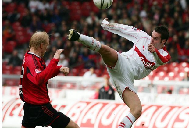 
                <strong>Silvio Meißner vs. Carsten Ramelow</strong><br>
                Rückblick: Wo Silvio Meißner (re.) vom VfB Stuttgart hier hinzielt, weiß nur er. Carsten Ramelow (li.) dürfte überrascht gewesen sein, dass der Schwabe nur die Gelbe Karte sah.
              