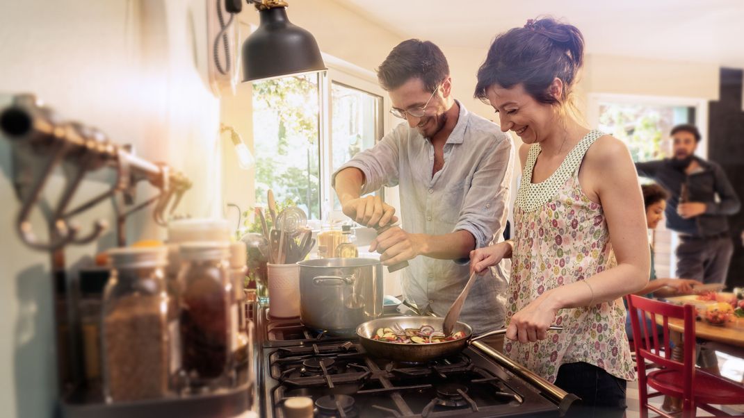 Unternehmungen müssen nicht immer etwas kosten! Kochen mit deinen Liebsten kann ebenfalls zum Event werden.