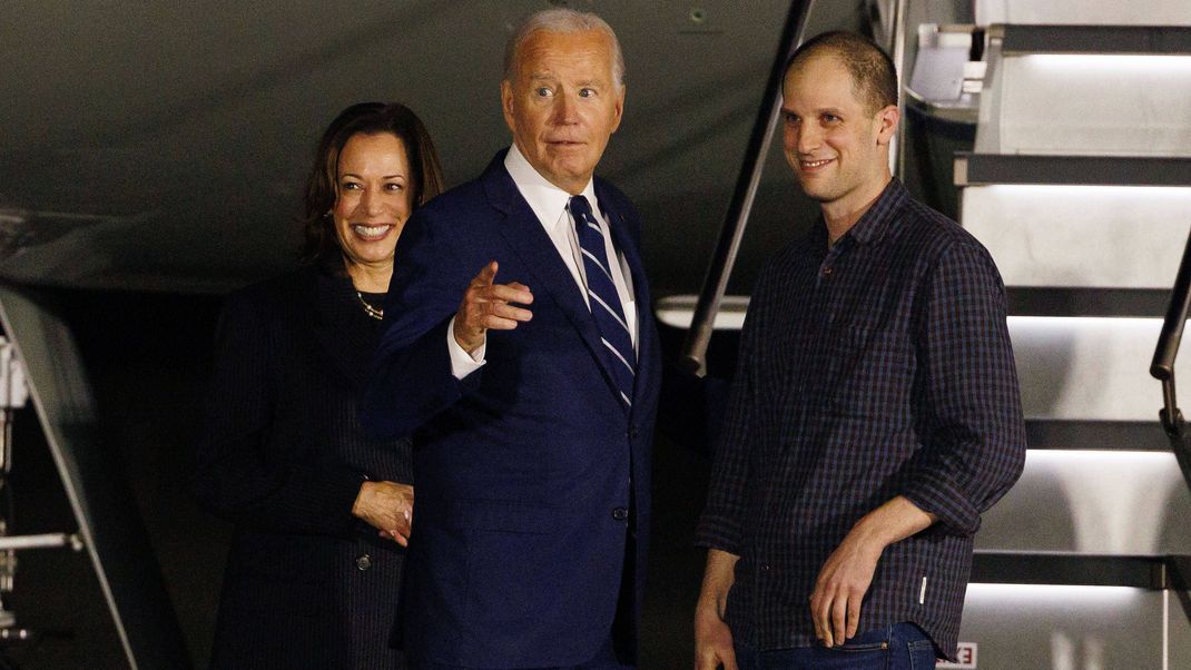 Kamala Harris, US-Präsident Joe Biden und US-Journalist Evan Gershkovich (r.) nach seiner Landung in den Vereinigten Staaten.