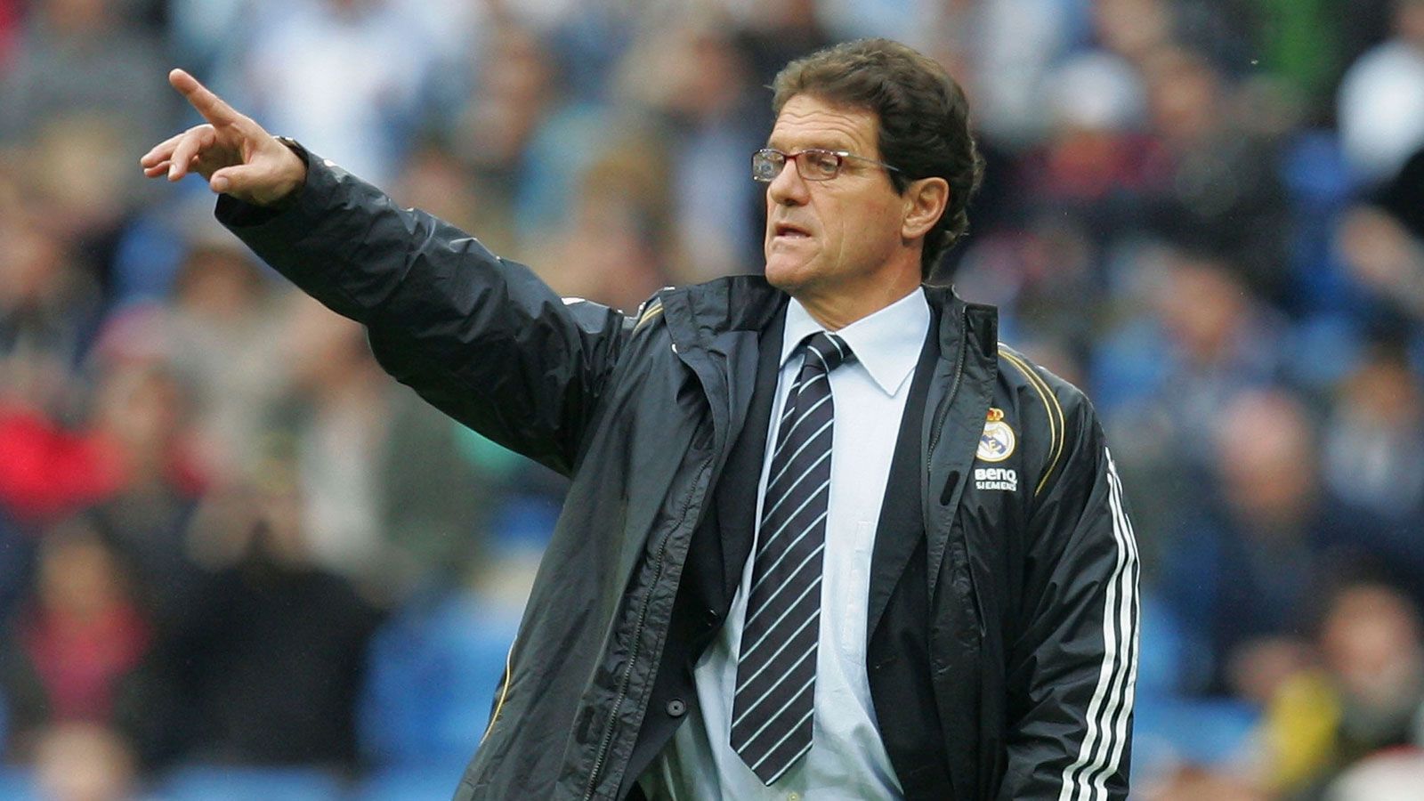 
                <strong>Fabio Capello (Real Madrid 1996-97, 2006-07)</strong><br>
                Zwischen seinen beiden Milan-Amtszeiten machte Capello 1996/97 einen einjährigen Ausflug zu den "Königlichen" und wurde sofort spanischer Meister. Bei seiner Rückkehr 2006 konnte er diesen Erfolg wiederholen. Aufgrund seines defensiven Spielsystems, das den Real-Verantwortlichen nicht attraktiv genug erschien, wurde Capello schon nach Saisonende wieder gefeuert.
              