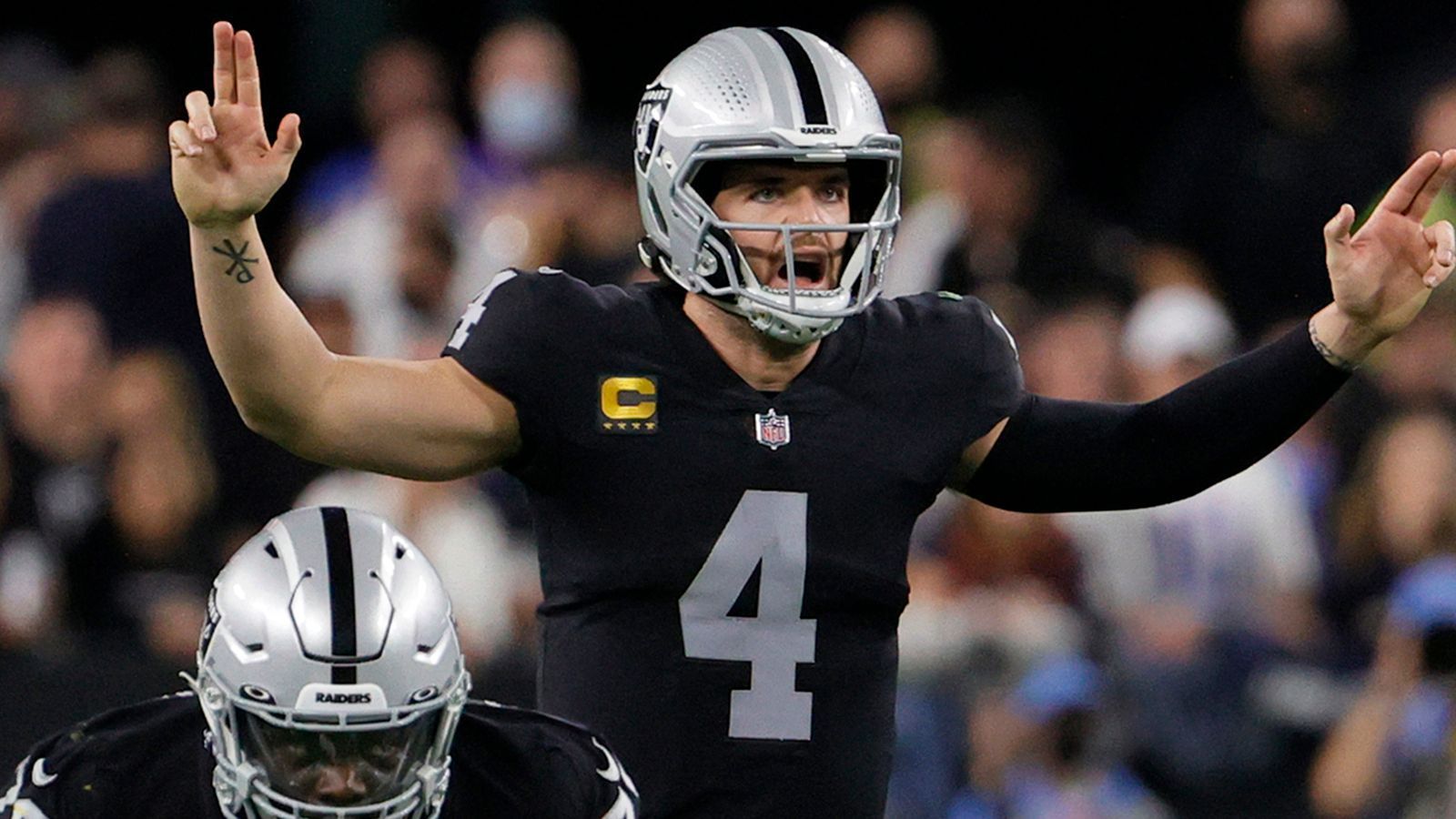 
                <strong>"Lasst uns etwas Spaß haben"</strong><br>
                Der Anführer meldete sich zum Wochenstart zu Wort, und Quarterback Derek Carr wurde emotional, als er auf Twitter Bilder aus der Saison postete. "Es war ein langer Weg, aber ich möchte nichts davon missen", schrieb Carr. "Ich habe bei diesen Bildern viel im Kopf. Bleib dran, behalte den Chip auf deiner Schulter und lass dir von niemandem sagen, was du nicht kannst. Wir haben es zurück geschafft #RaiderNation, jetzt lasst uns etwas Spaß haben!"
              