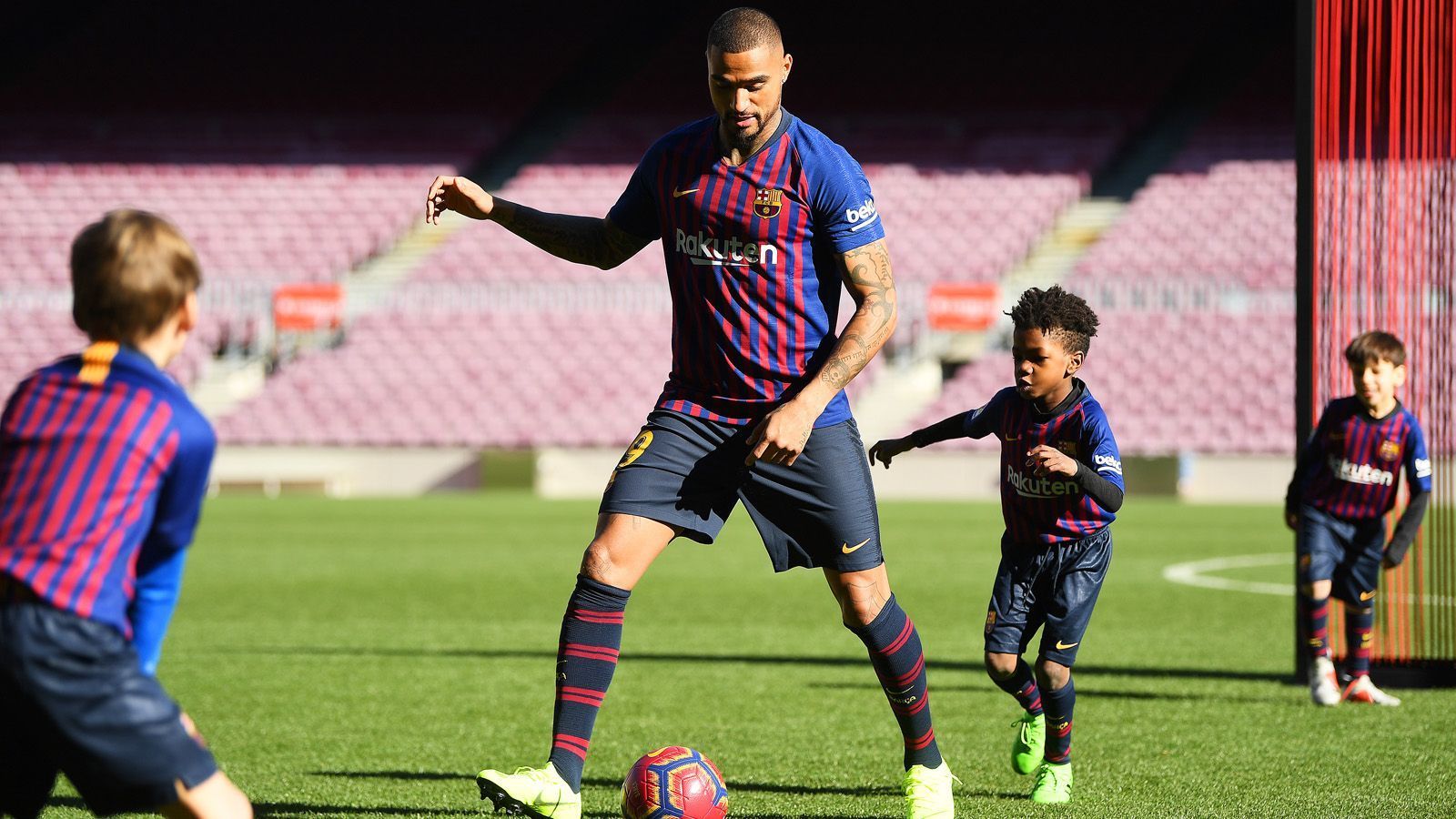 
                <strong>FC Barcelona (Primera Divisíon)</strong><br>
                Boateng unterschrieb mit 31 Jahren beim legendären FC Barcelona auf Leihbasis und wird als Stürmer-Backup von Superstar Luis Suarez agieren. "Für jedes Kind, das mit Fußball beginnt, ist es ein großer Traum, für einen Verein wie Barcelona zu spielen", schwärmte Boateng bei "Sky Italia". Im kommenden Clasico Anfang März ist es übrigens sein erklärtes Ziel, in Madrid einen Treffer zu erzielen.
              