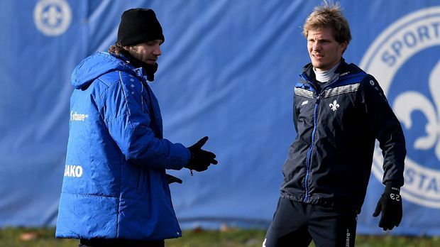 
                <strong>Torsten Frings</strong><br>
                "Er hat die Woche so trainiert, als wolle er in die USA wechseln. Wir können uns doch jetzt nicht schlechter machen, als wir ohnehin schon sind, nur damit einer seinen persönlichen Traum erfüllen kann. Ich lasse mich bestimmt nicht von einem Spieler unter Druck setzten. Wenn einer nicht bereit ist, für Darmstadt 98 alles zu geben, dann ist er nicht im Kader. Wir können uns als Verein nicht diktieren lassen, was wir zu tun haben." (Torsten Frings über Florian Jungwirth)
              