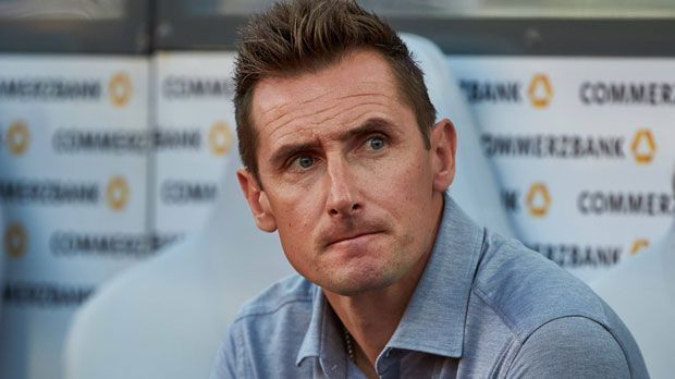 
                <strong>Miroslav Klose (Karriereende)</strong><br>
                Der WM-Rekordtorschütze begann im Alter von neun Jahren bei der SG Blaubach-Diedelkopf. Seinen ersten Profivertrag unterschrieb Klose erst mit 22 Jahren beim 1. FC Kaiserslautern. Im gleichen Alter debütierte Klose für die deutsche Nationalmannschaft - der Rest ist Geschichte. 
              