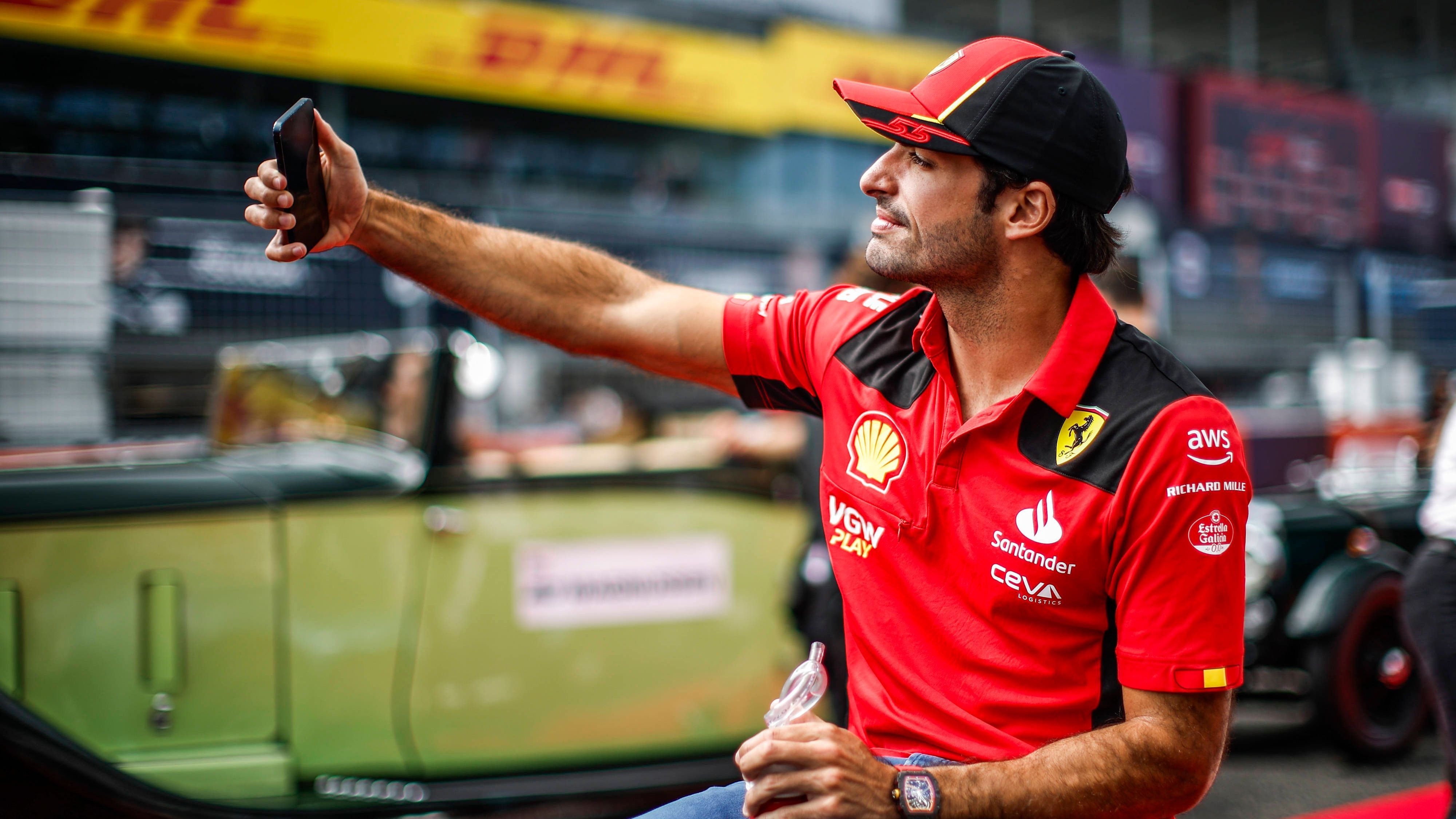 <strong>Carlos Sainz</strong><br>Team: Ferrari<br>Vertragsende: 2024 (wird zur Saison 2025 durch Hamilton ersetzt und ist damit aktuell auf der Suche nach einem neuen Rennstall)